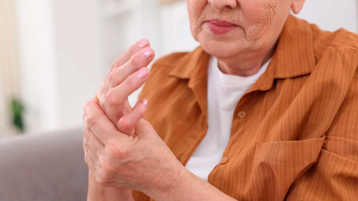 Mujer mayor con dolor en las manos por artritis reumatoide