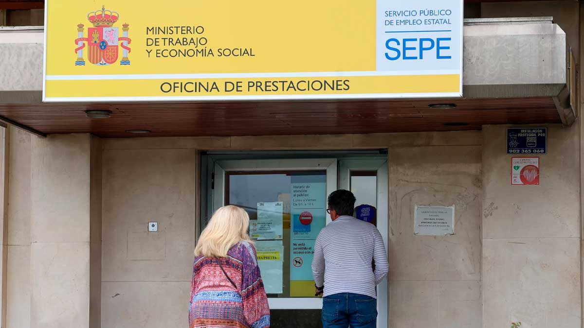 Oficina del SEPE con personas solicitando el paro neto en 2026