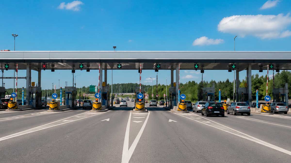 Peaje en una carretera, imagen relacionada con la propuesta de Seopan de cobrar 111 euros al año en Andalucía