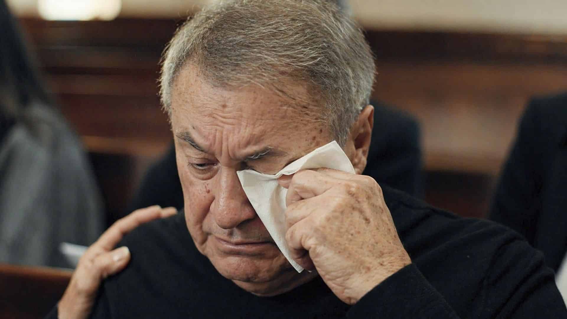 Hombre mayor llorando tras denegarle la pensión por deuda con Seguridad Social