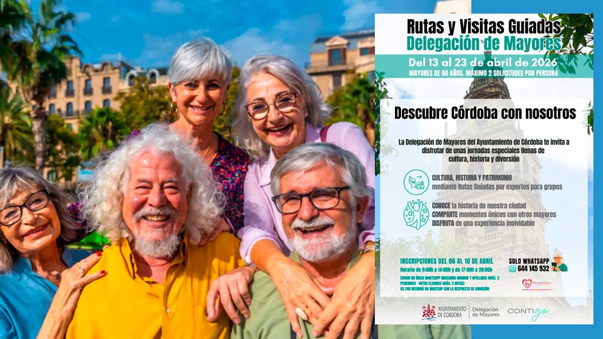 Grupo de mayores sonrientes en Córdoba promocionando rutas guiadas gratuitas