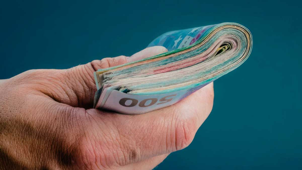 Mano sosteniendo billetes de euros simbolizando préstamo personal rápido