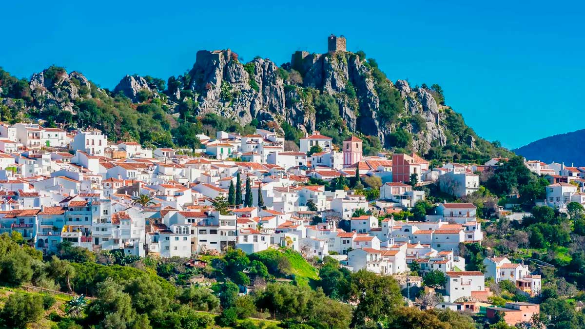 Gaucín, pueblo blanco de Málaga con el castillo del Águila en primavera