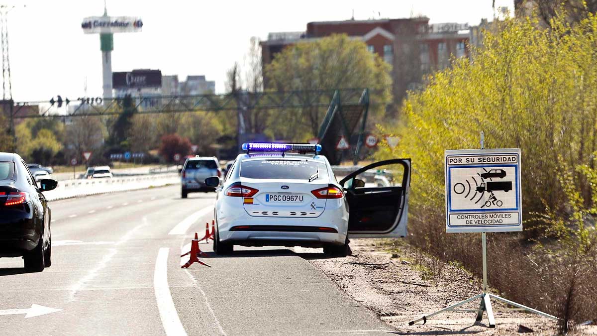 Control de velocidad de la DGT con radar móvil de la Guardia Civil en carretera