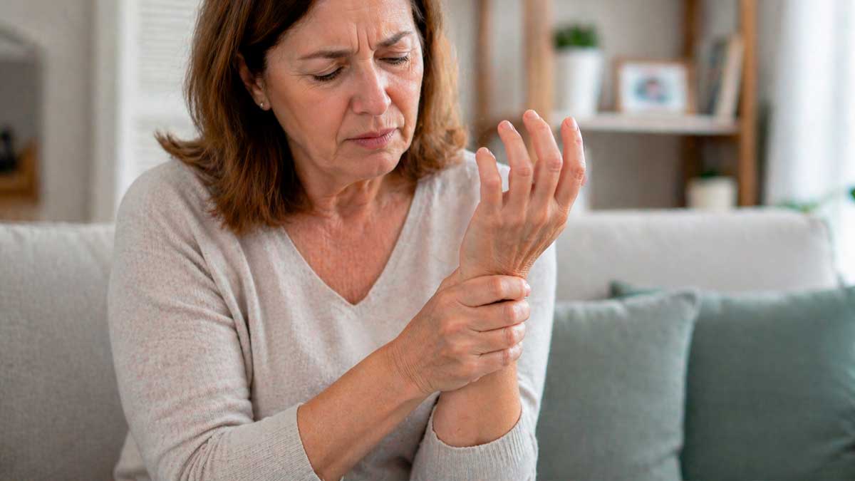 Mujer de 62 años con dolor de muñeca por síndrome del túnel carpiano en casa