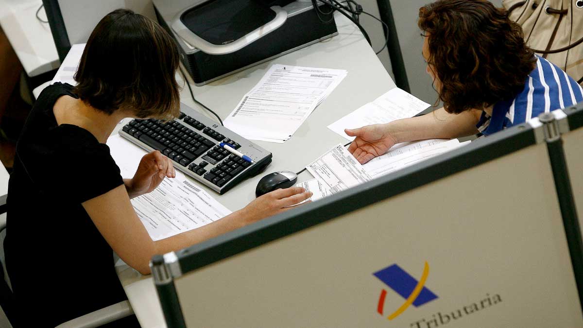Declaración de la Renta 2025-2026 con dos pagadores en oficina de la Agencia Tributaria
