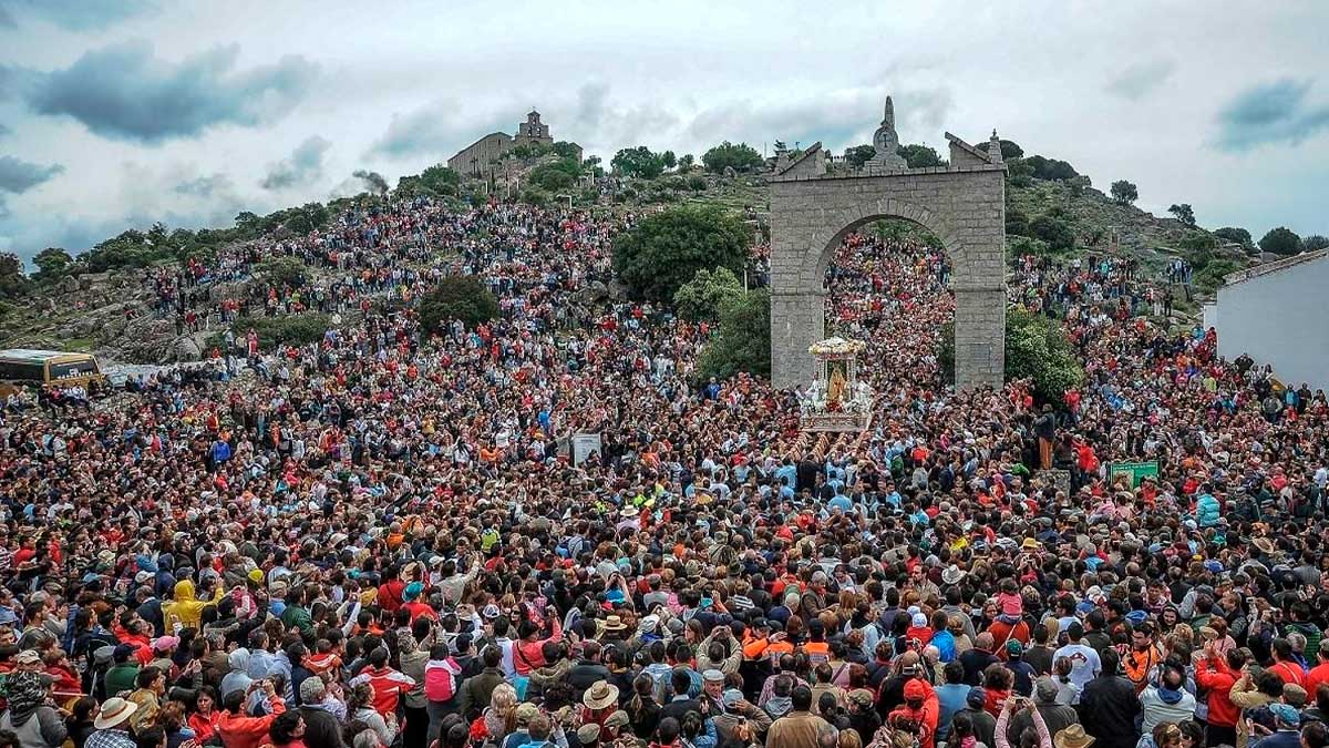 Romería Virgen de la Cabeza en Andújar con miles de peregrinos en el Cerro del Cabezo