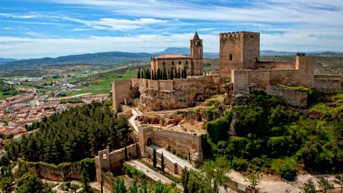 Fortaleza medieval de la Ruta de Castillos y Batallas en Andalucía con vistas panorámicas