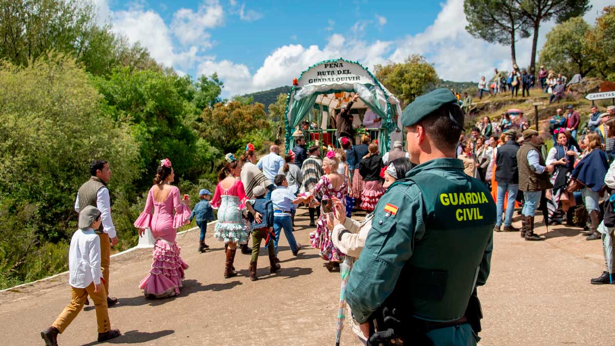 Guardia Civil en romería de Andalucía con público al aire libre y ambiente de feria