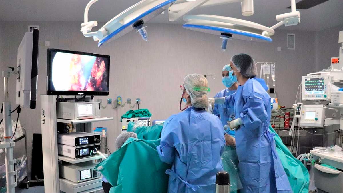 Profesionales sanitarios en quirófano durante intervención en hospital público andaluz