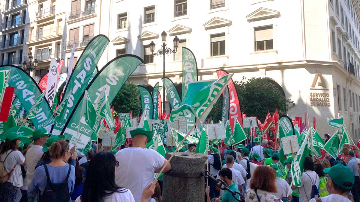 Manifestación de profesionales sanitarios frente al SAS en Andalucía durante la huelga médica con pancartas y banderas sindicales