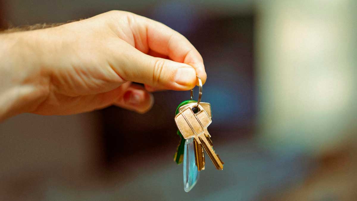 Entrega de llaves de un piso en alquiler tras firmar contrato de vivienda