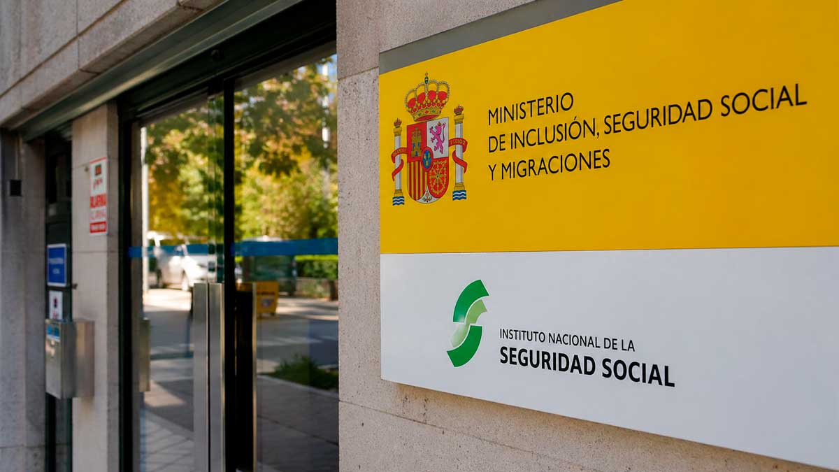 Fachada de la Seguridad Social en España con cartel institucional del Instituto Nacional de la Seguridad Social