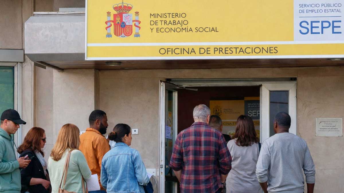 Personas esperando en una oficina del SEPE para informarse sobre la duración del paro según días cotizados
