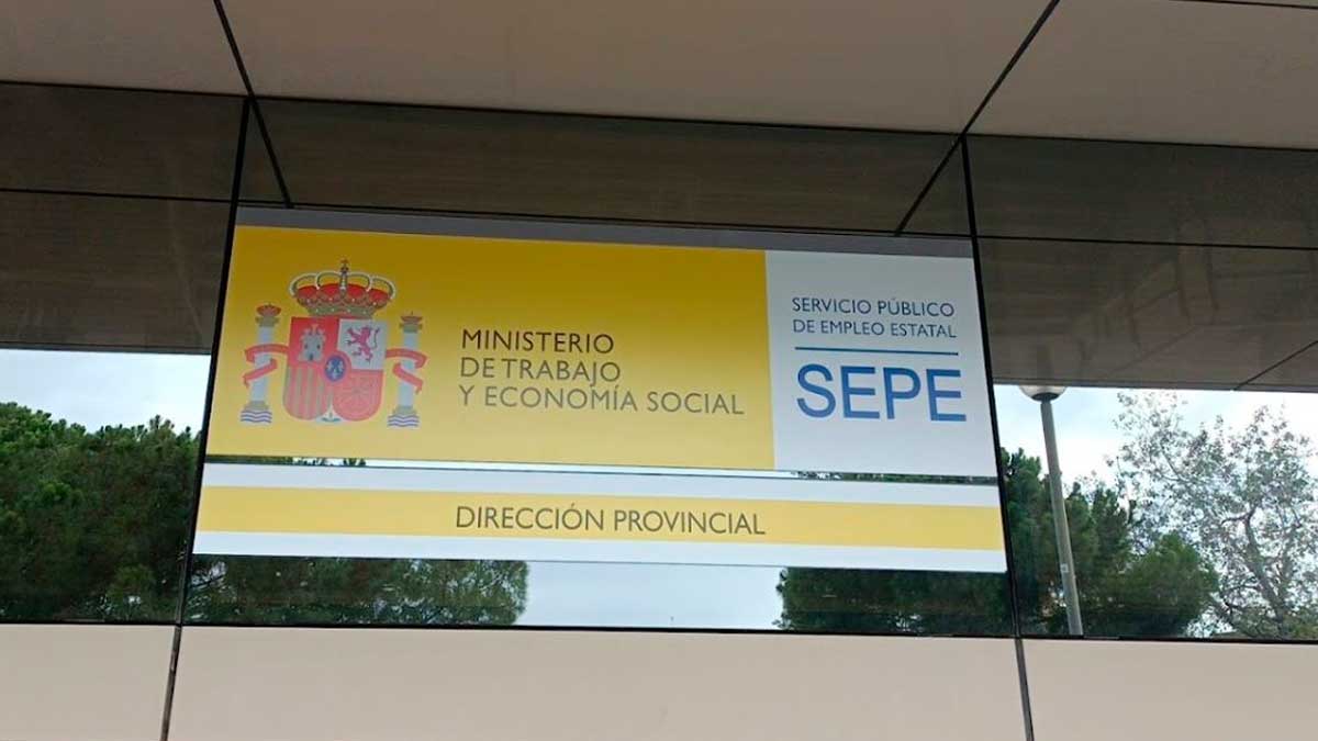 Documento con cálculos y anotaciones, utilizado como recurso visual en información sobre la Renta 2025 del SEPE