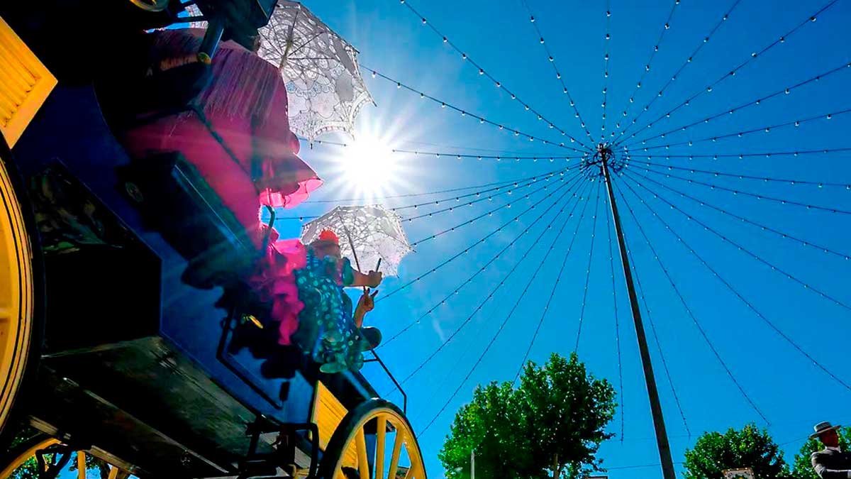 Feria de Abril en Sevilla con calor intenso y cielo despejado durante un día soleado