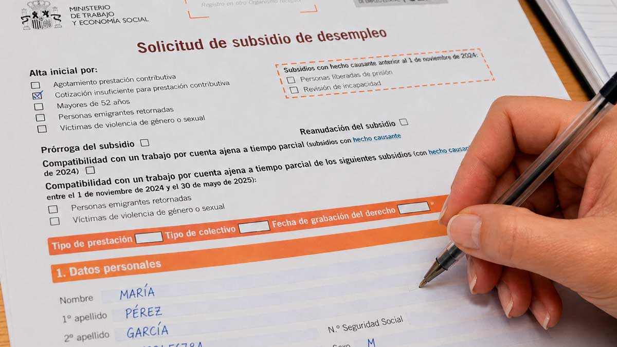 Mujer rellenando una solicitud de subsidio de desempleo del SEPE en Andalucía