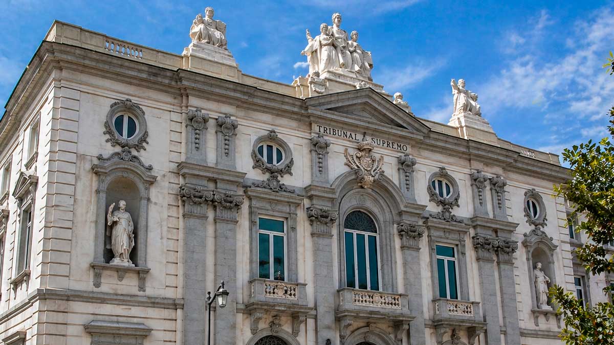 Fachada del Tribunal Supremo en España tras fallo que evita devolver 11000 euros al SEPE