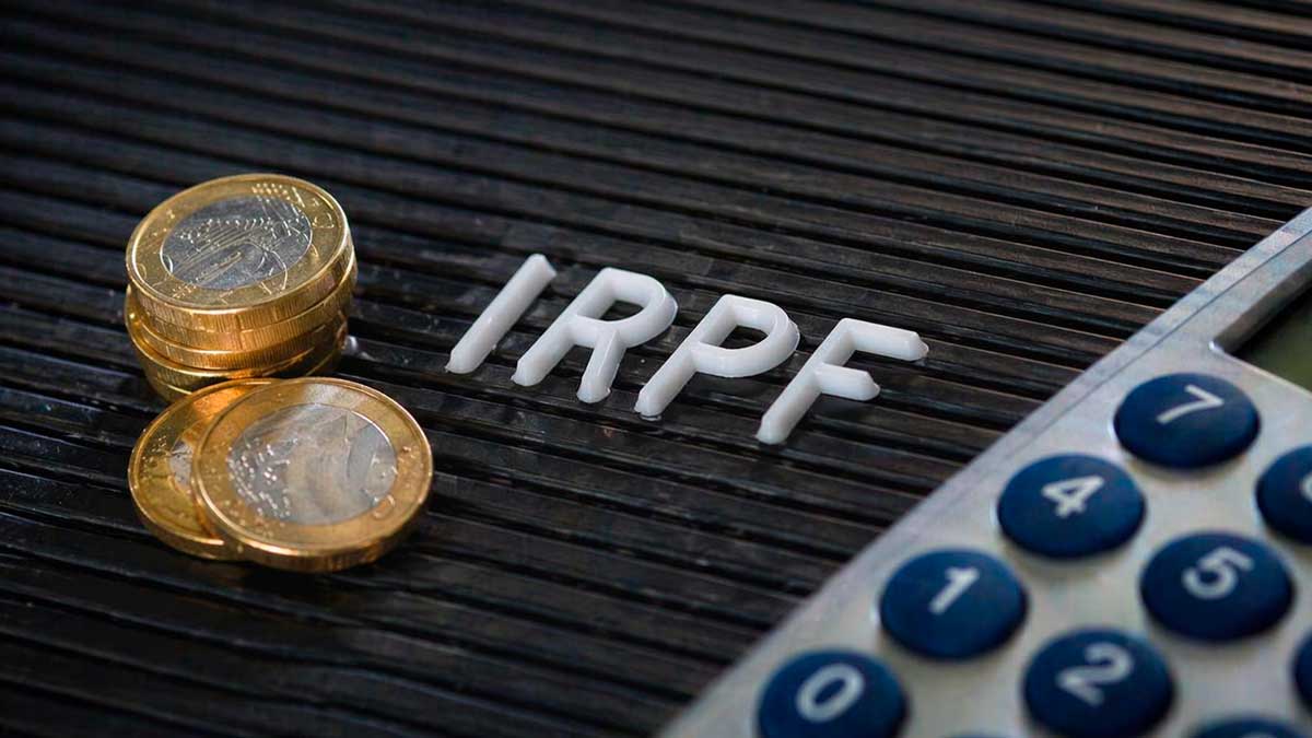 IRPF con monedas y calculadora, representación de los tramos impositivos y cálculo del impuesto sobre la renta en España