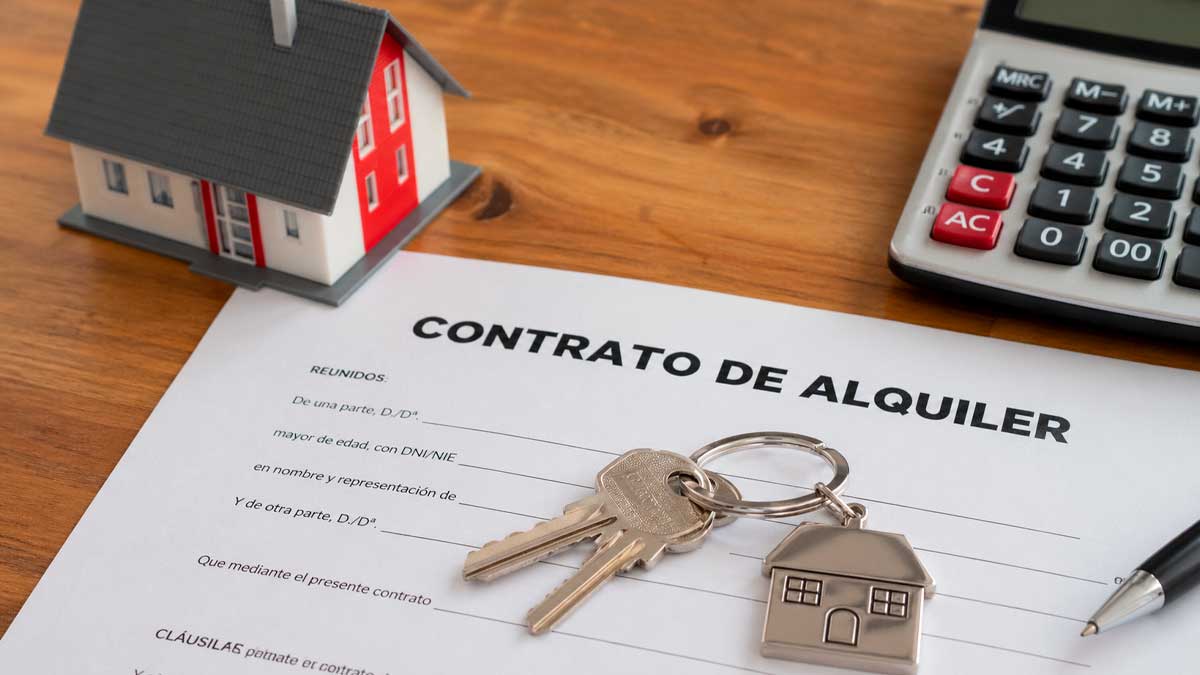 Pareja revisando contrato de alquiler con llaves y calculadora tras fin del tope y la prórroga obligatoria