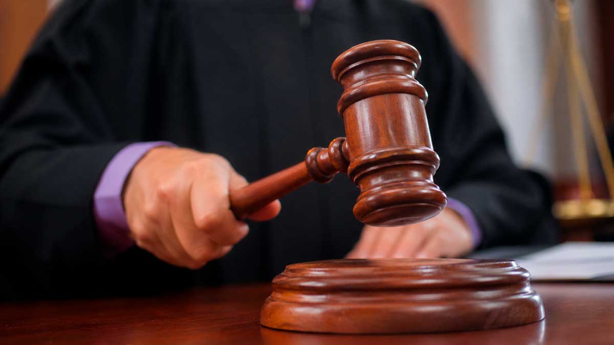 Juez con mazo dicta sentencia por fraude en cobro del paro del SEPE