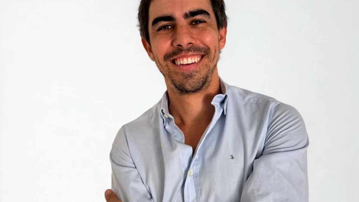 Psiquiatra sonriente explicando un truco para calmar la ansiedad