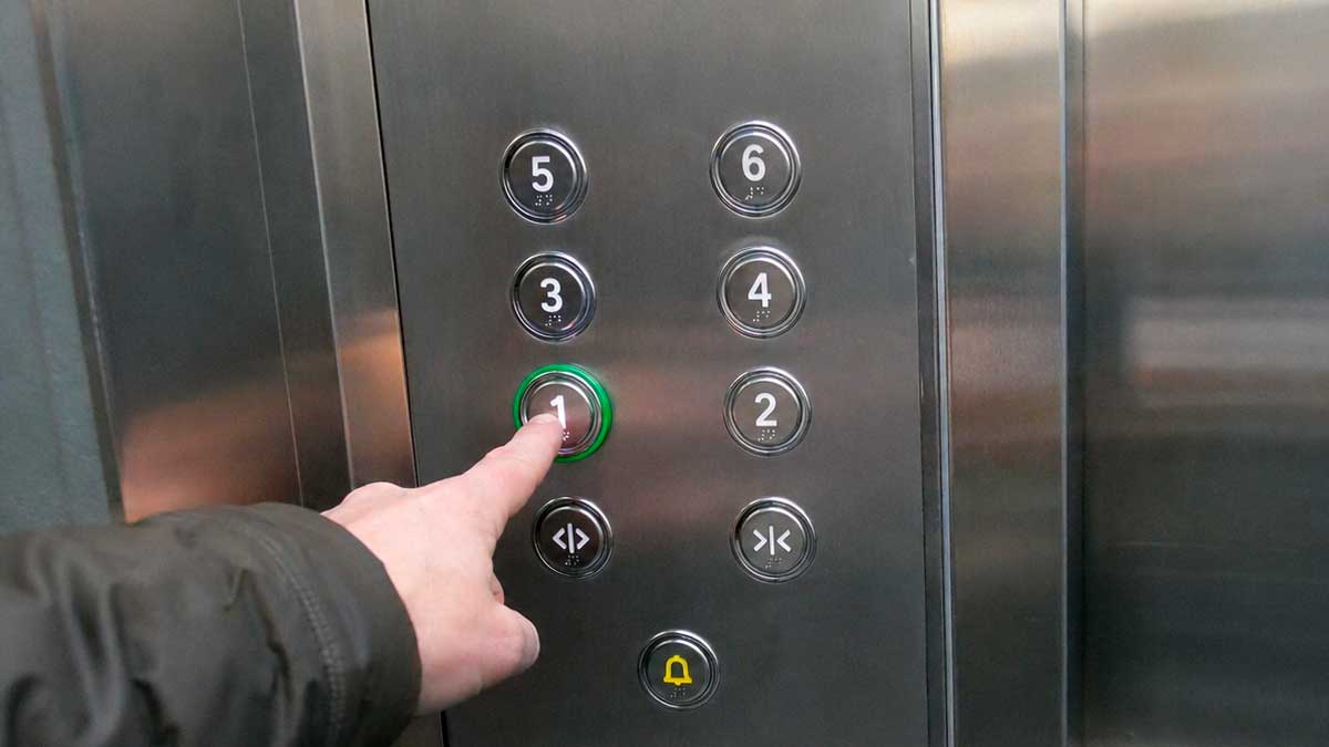 Panel de ascensor con botón iluminado en edificio de Andalucía tras nueva normativa de seguridadPanel de ascensor con botón iluminado en edificio de Andalucía tras nueva normativa de seguridad