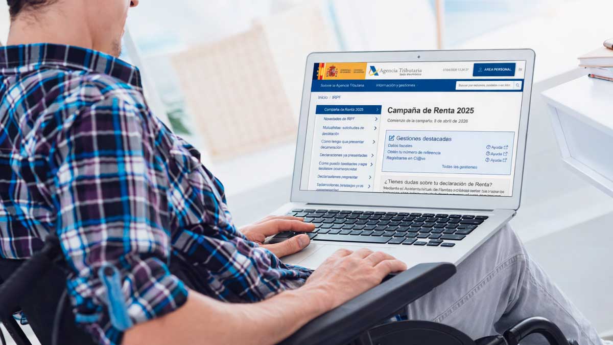 Persona en silla de ruedas realizando la declaración de la Renta 2025 en la web de la Agencia Tributaria