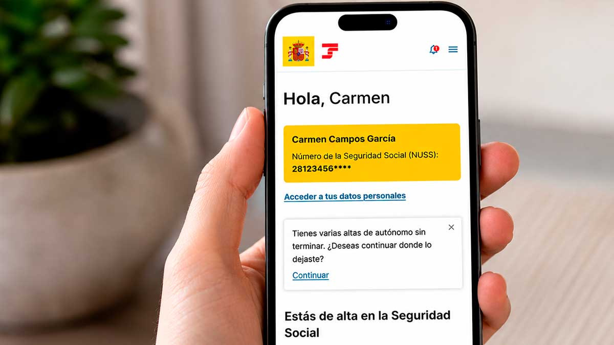 Mano sujetando un móvil con la app Import@ss para actualizar datos personales en la Seguridad Social