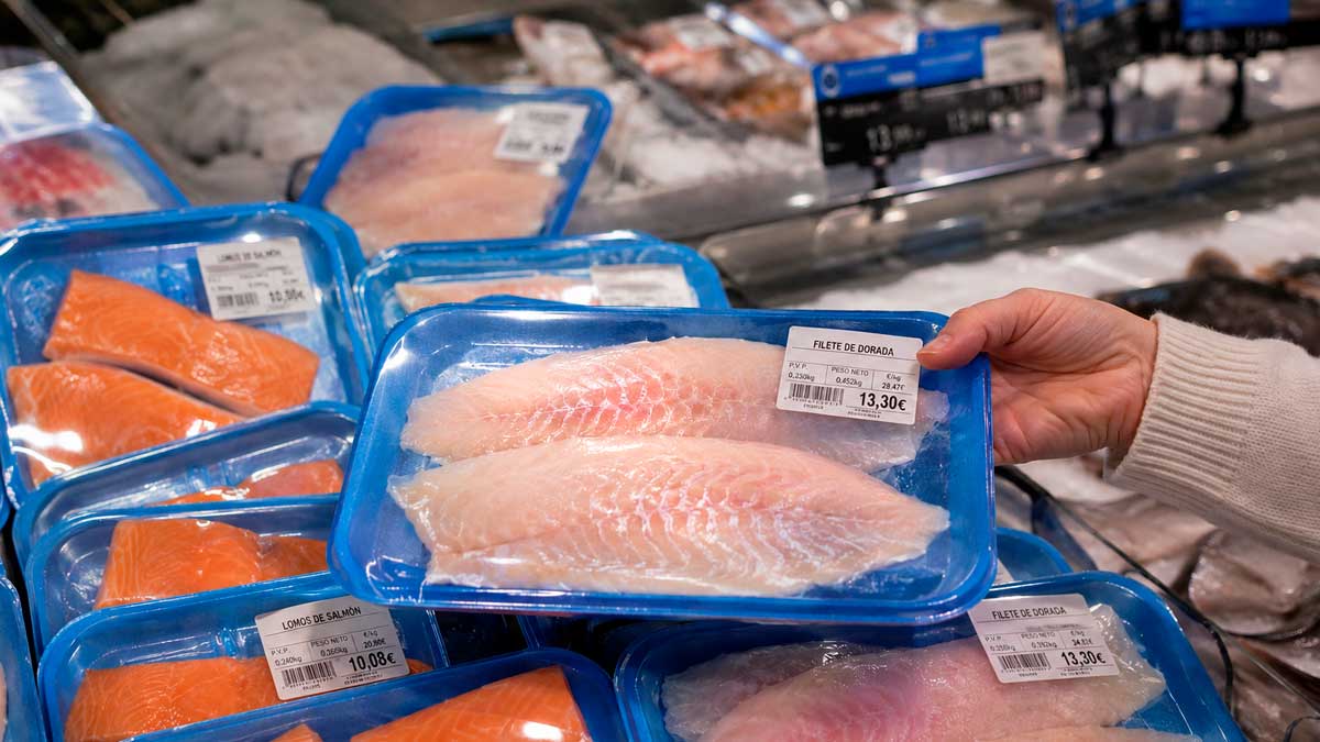 Pescado en bandeja a la venta en un supermercado con filetes envasados y etiquetas de precio
