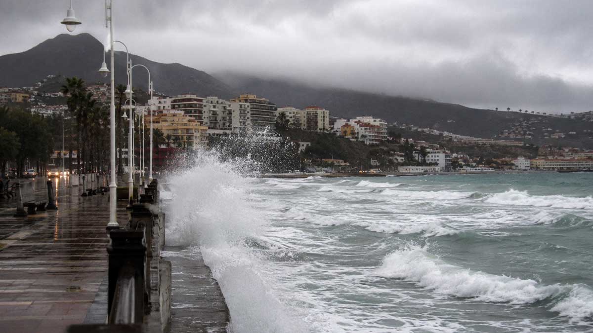 Temporal marítimo en la costa de Andalucía con fuerte oleaje y avisos amarillos de Aemet por viento y mala mar