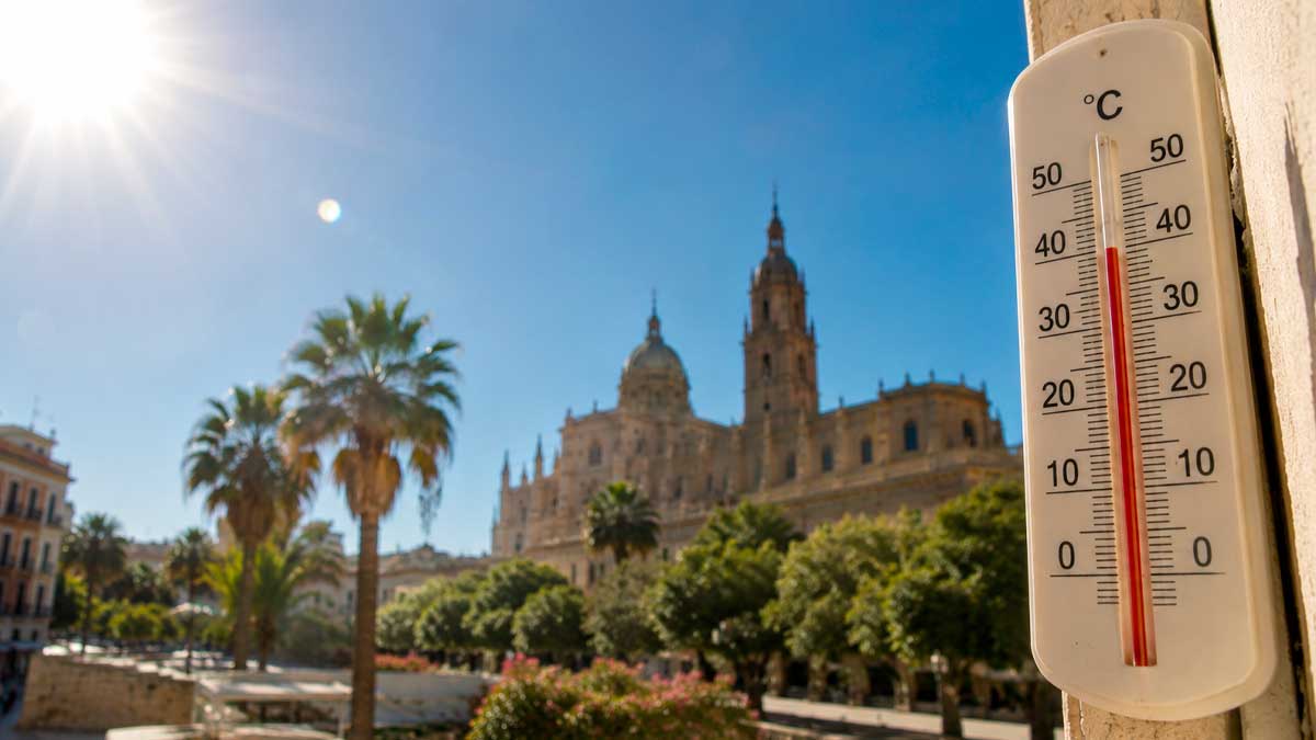 Termómetro marcando altas temperaturas en Andalucía durante el episodio de calor previsto por Aemet