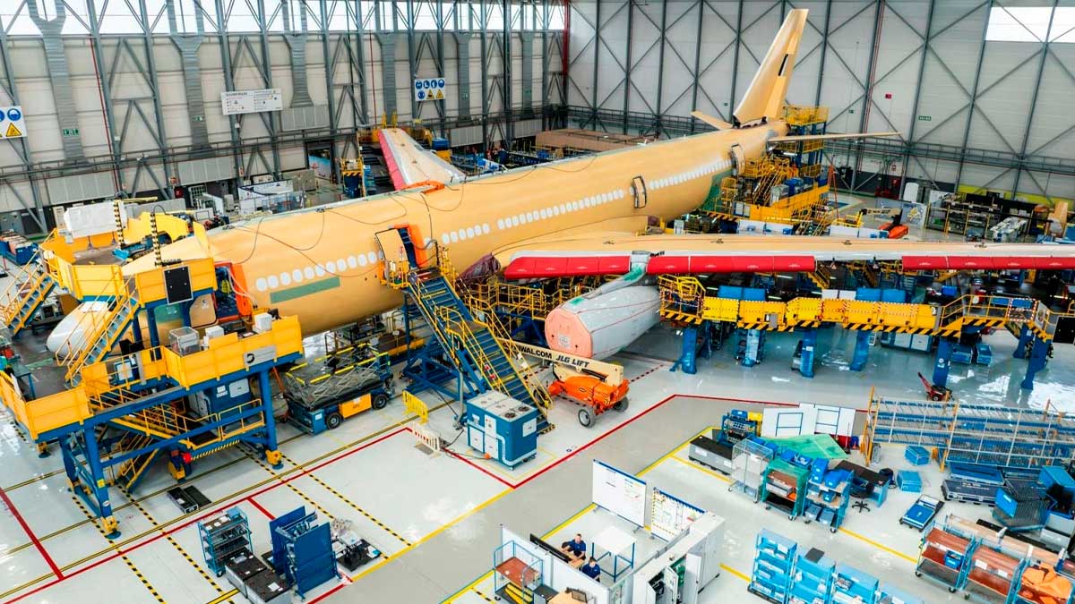 Trabajos de ensamblaje y conversión de un avión Airbus A330 en la planta industrial de Sevilla