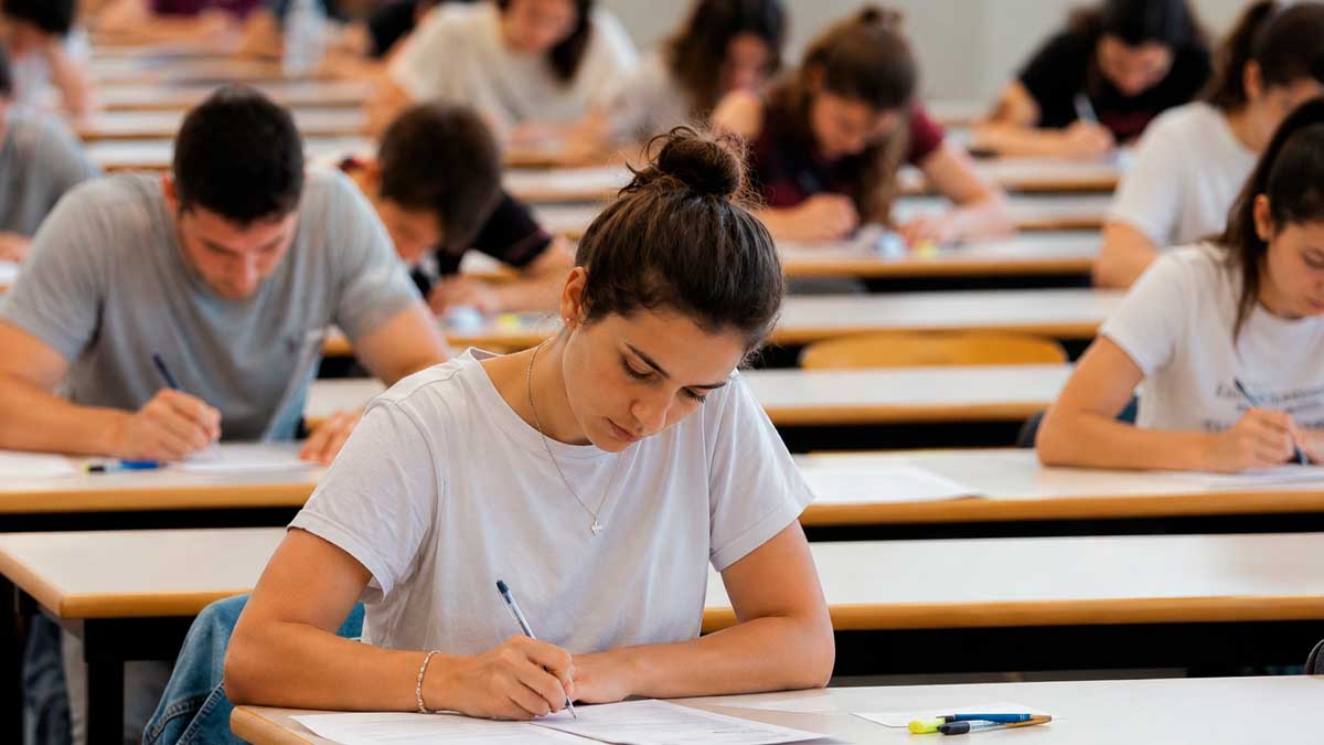 Estudiantes realizando la PAU en Andalucía durante los exámenes de acceso a la universidad 2026