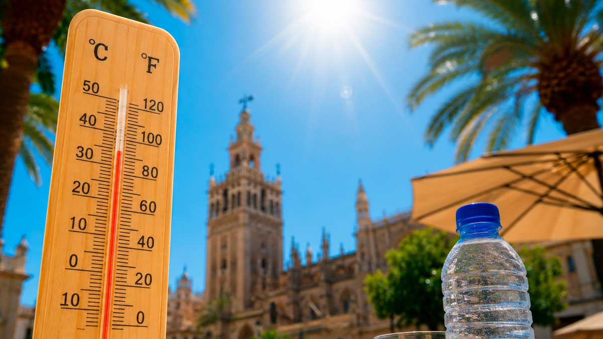 Termómetro marcando altas temperaturas en Sevilla durante la activación del protocolo andaluz contra el calor extremo