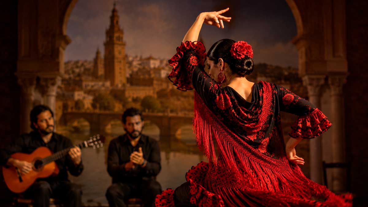 Bailaora de flamenco durante una actuación en Andalucía acompañada por músicos en una imagen sobre el nuevo plan estratégico cultural
