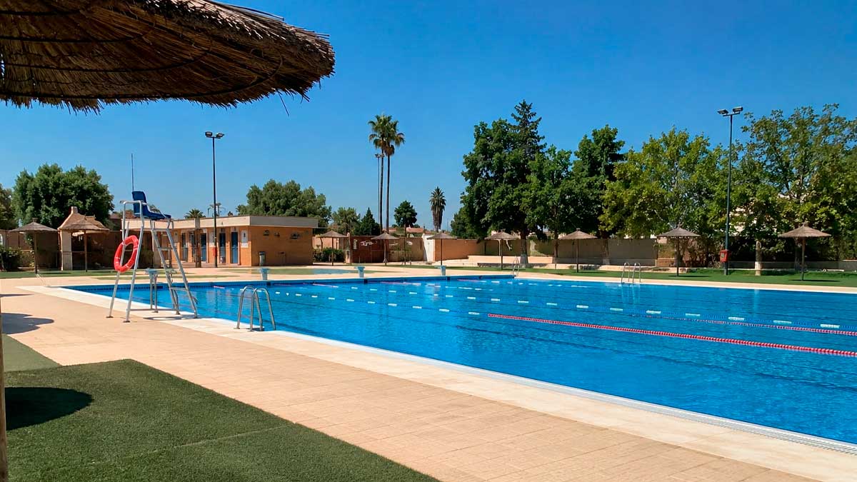 Piscina municipal de Sevilla preparada para la temporada de verano con zonas recreativas y espacios al aire libre