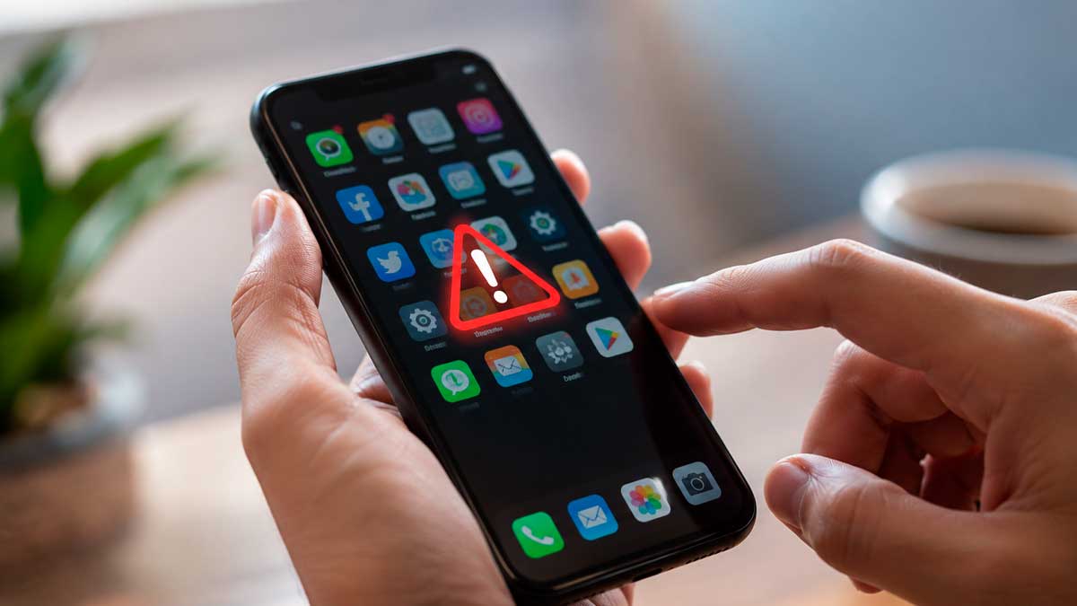 Usuario revisando una aplicación sospechosa en un smartphone