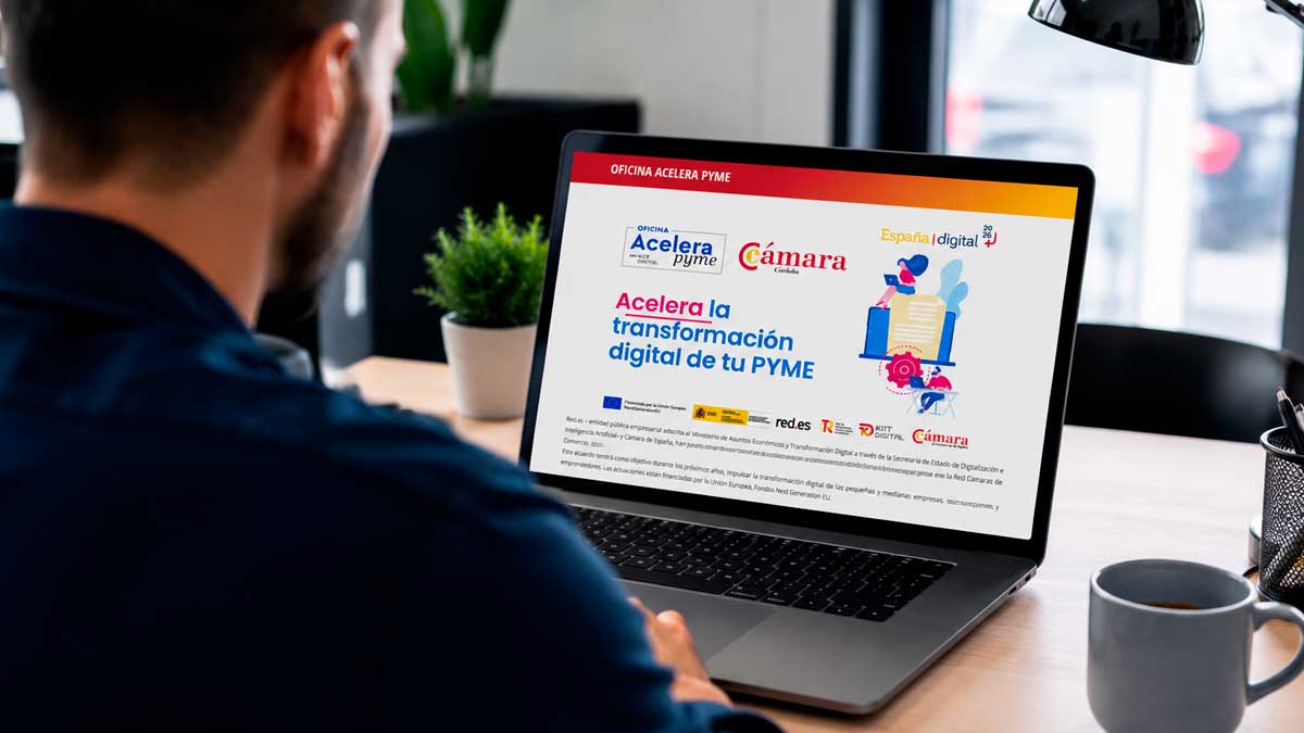 Autónomo consulta en su ordenador la Oficina Acelera Pyme para digitalizar negocios en Córdoba