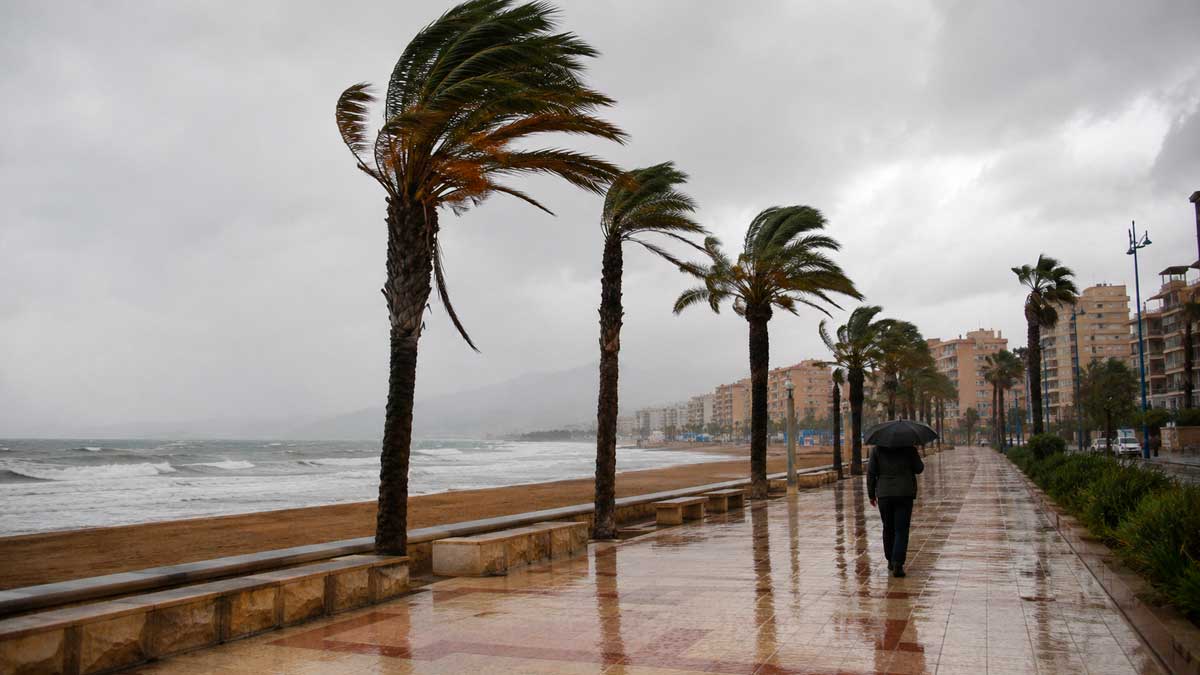 Paseo marítimo en Andalucía bajo fuerte viento y lluvia durante un aviso amarillo de AEMET