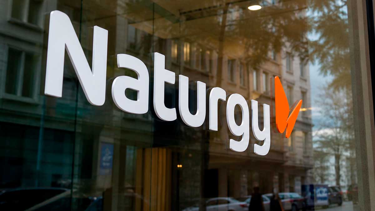 Logo de Naturgy en una oficina tras la filtración de datos que afecta a clientes en Andalucía