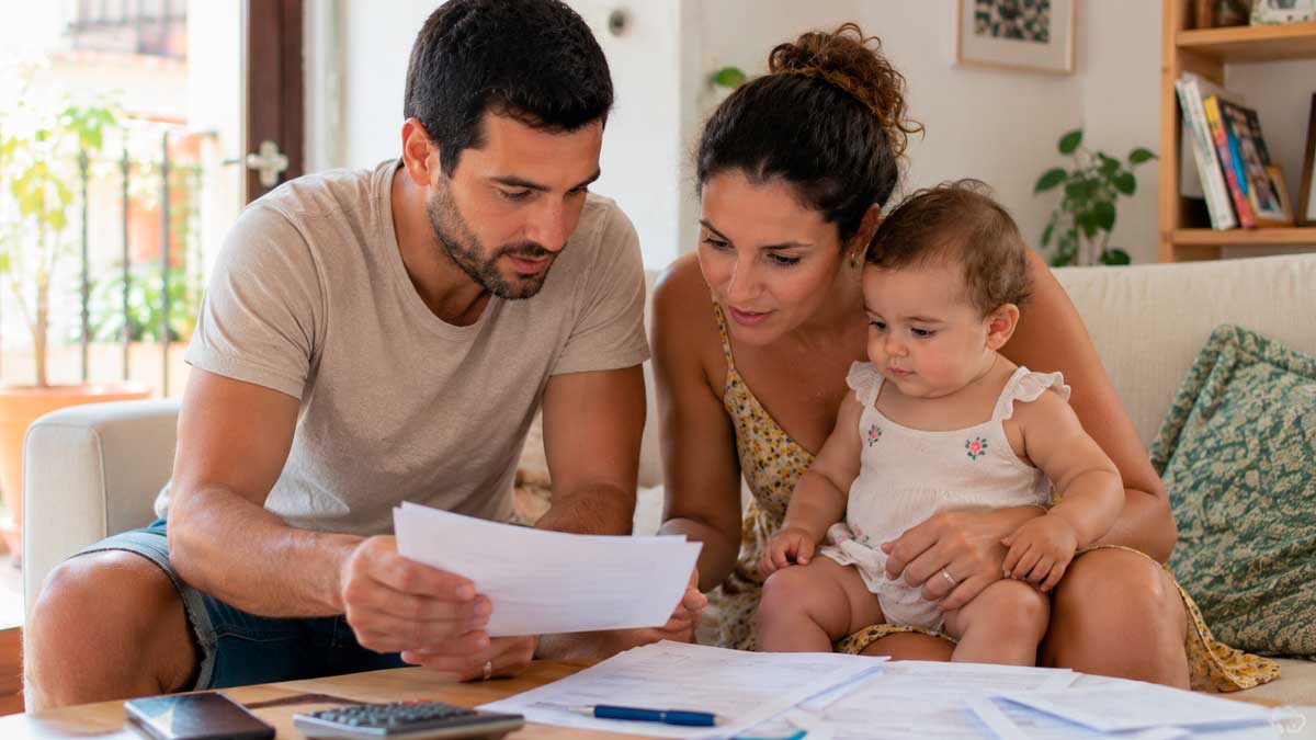 Familia revisando ayudas y deducciones por hijo en Andalucía desde casa