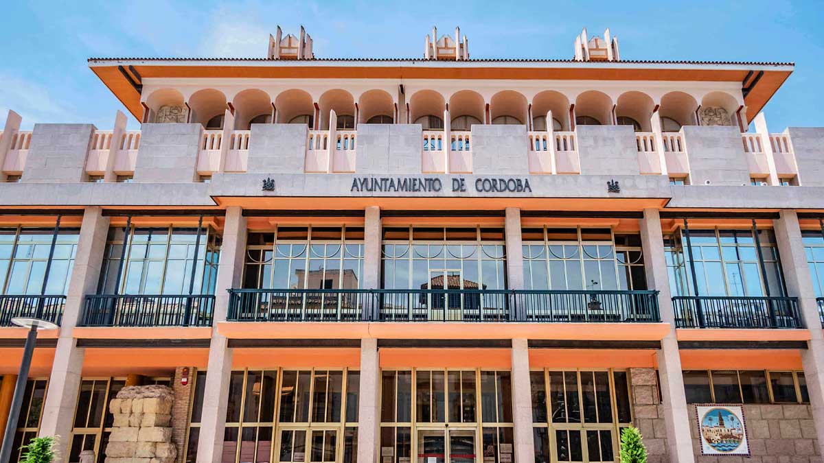 Fachada del Ayuntamiento de Córdoba donde se convocan 55 plazas de auxiliar administrativo por oposición libre