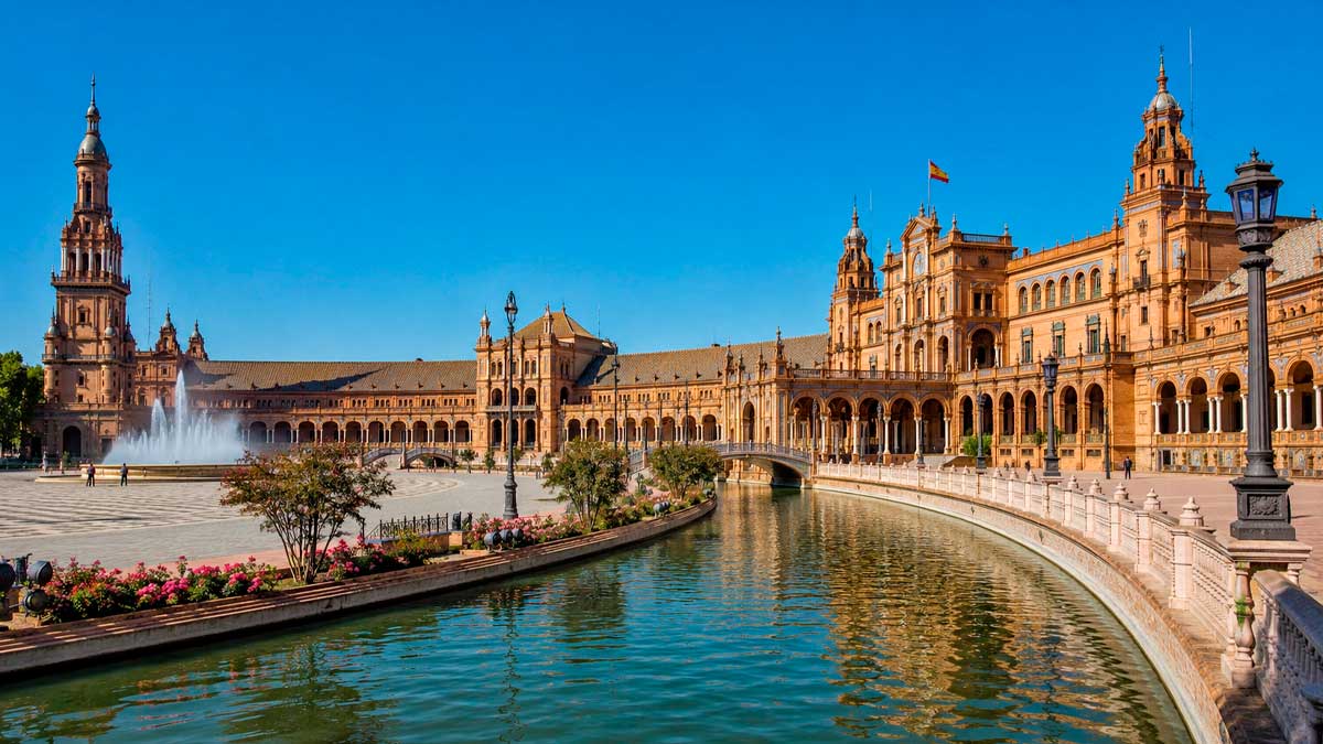 Plaza de España de Sevilla, escenario donde el Ayuntamiento plantea limitar los grandes eventos a 45 días al año