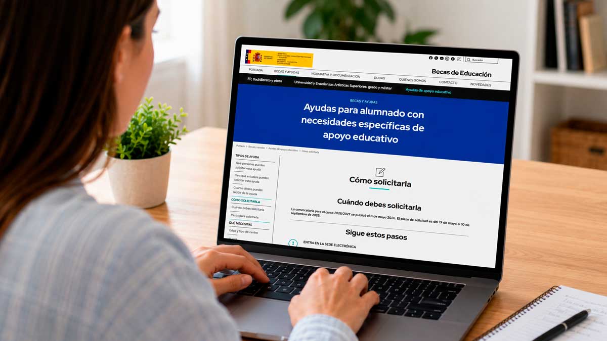 Mujer realizando la solicitud online de las becas para alumnado con apoyo educativo en Andalucía para el curso 2026/2027