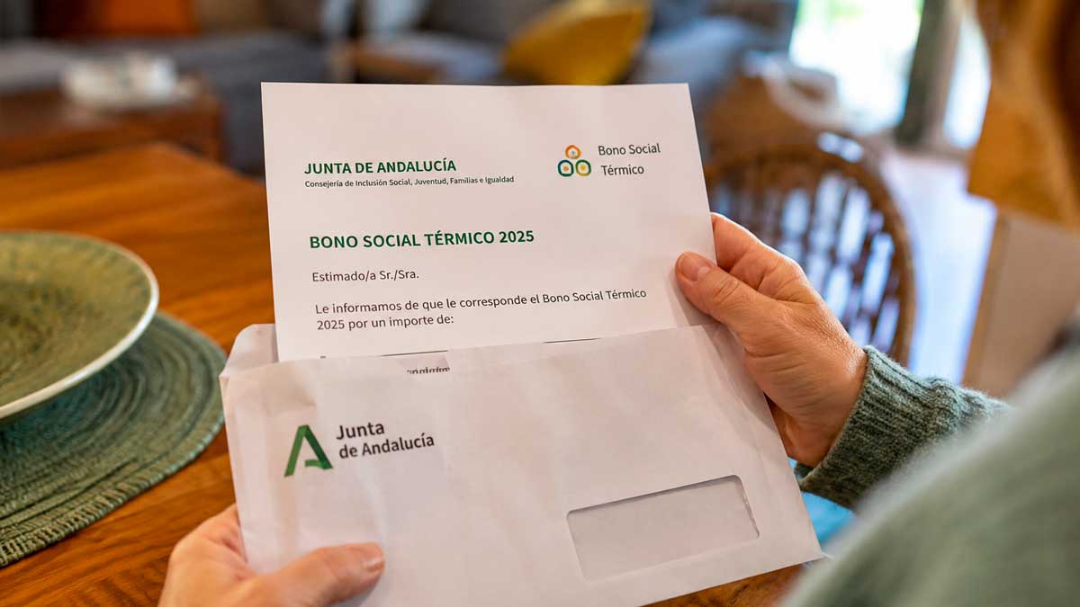 Persona leyendo una carta de la Junta de Andalucía sobre una ayuda de hasta 400 euros del Bono Social Térmico