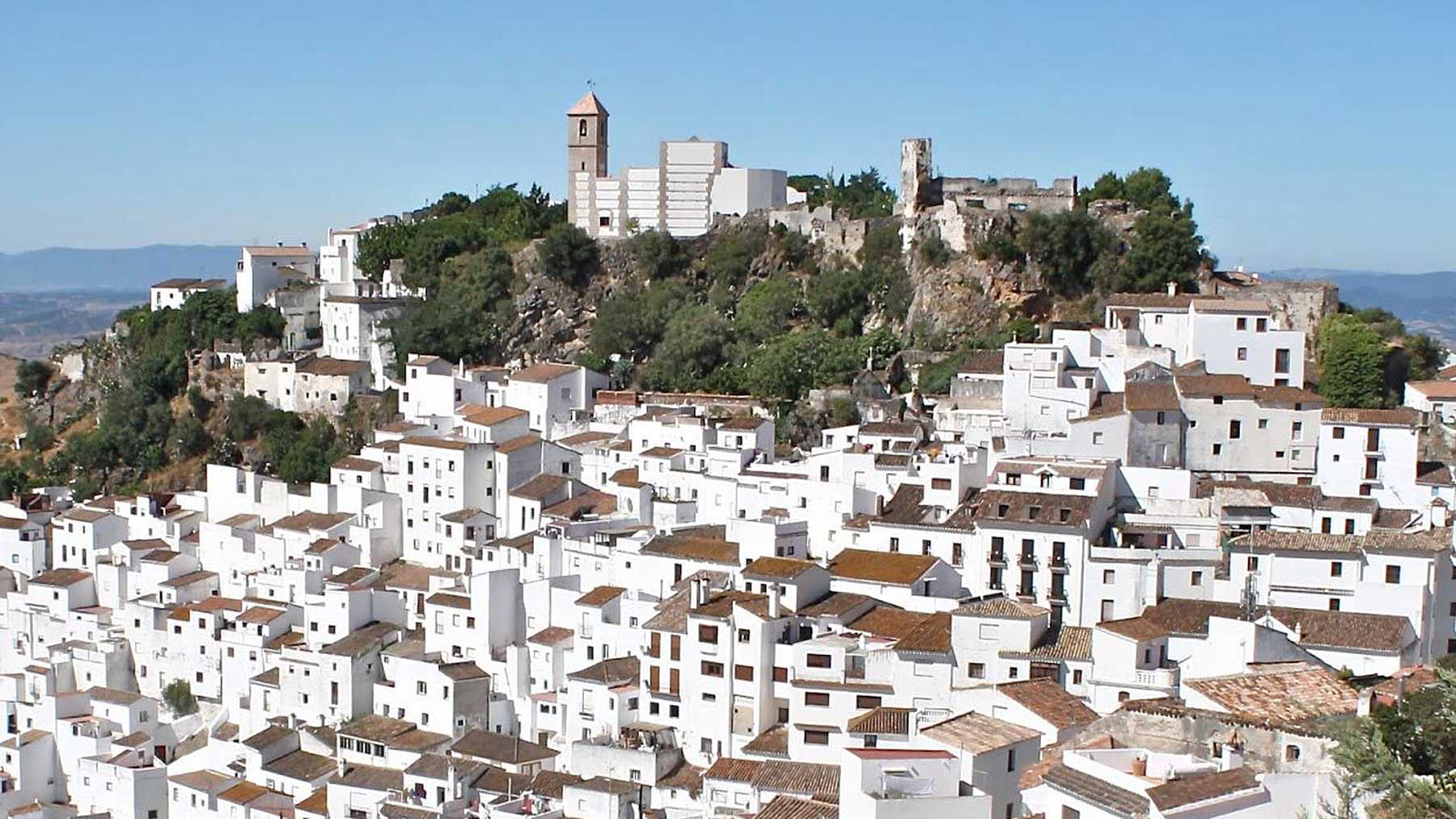 Vista panorámica de Casares, el pueblo blanco más bonito de Andalucía, con casas encaladas y su castillo.