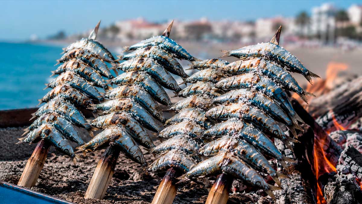 Espetos de sardinas asándose en un chiringuito de El Palo, Málaga