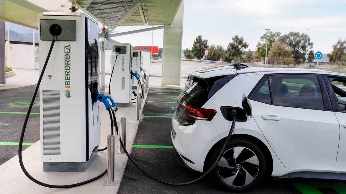 Coche eléctrico cargando en una estación de recarga rápida en Andalucía