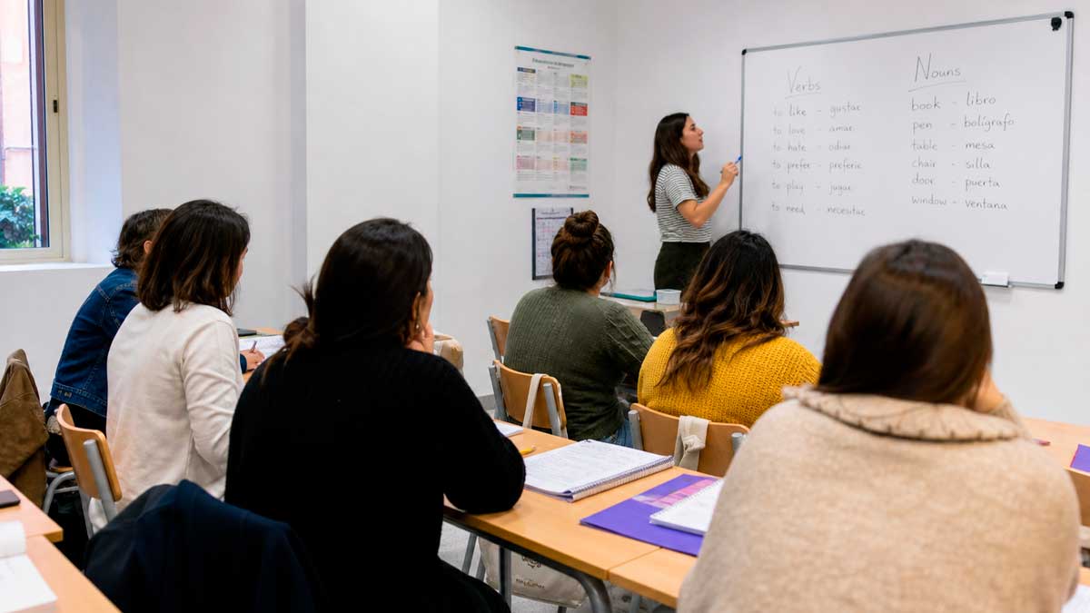 Clase en Escuela Oficial de Idiomas en Andalucía con alumnos aprendiendo idiomas en aula durante el curso 2026-27